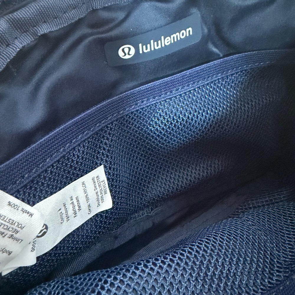 Lululemon Everywhere Belt Bag in navy blue - Picture 5 of 5